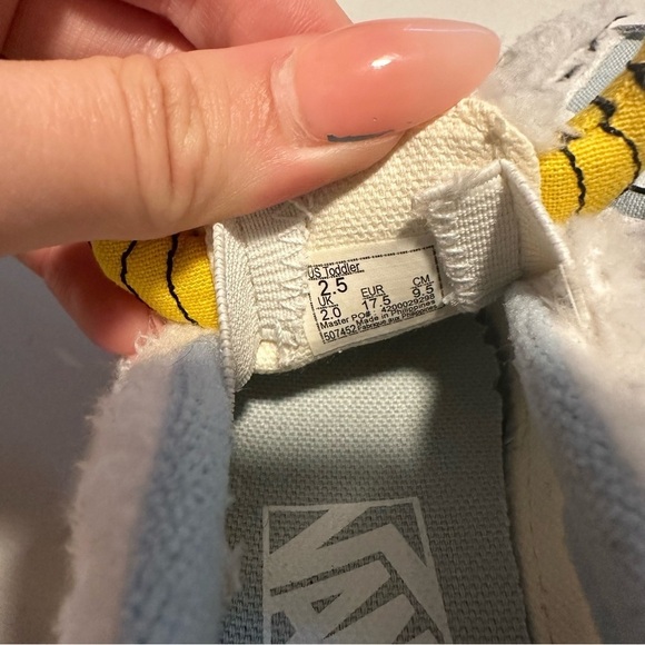 Vans Classic Slip On- Abominable Snowman Kid's 2.5 white sneakers - Picture 4 of 8